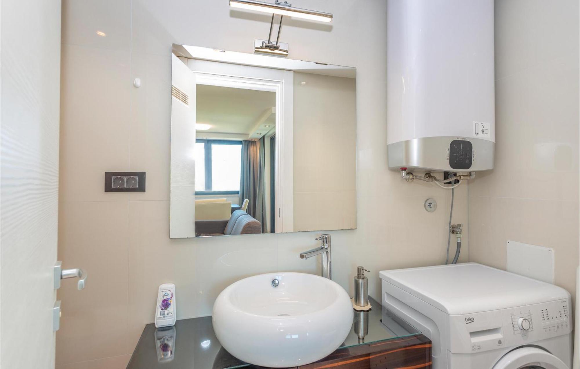 Stunning Apartment In Malinska With Kitchen 외부 사진