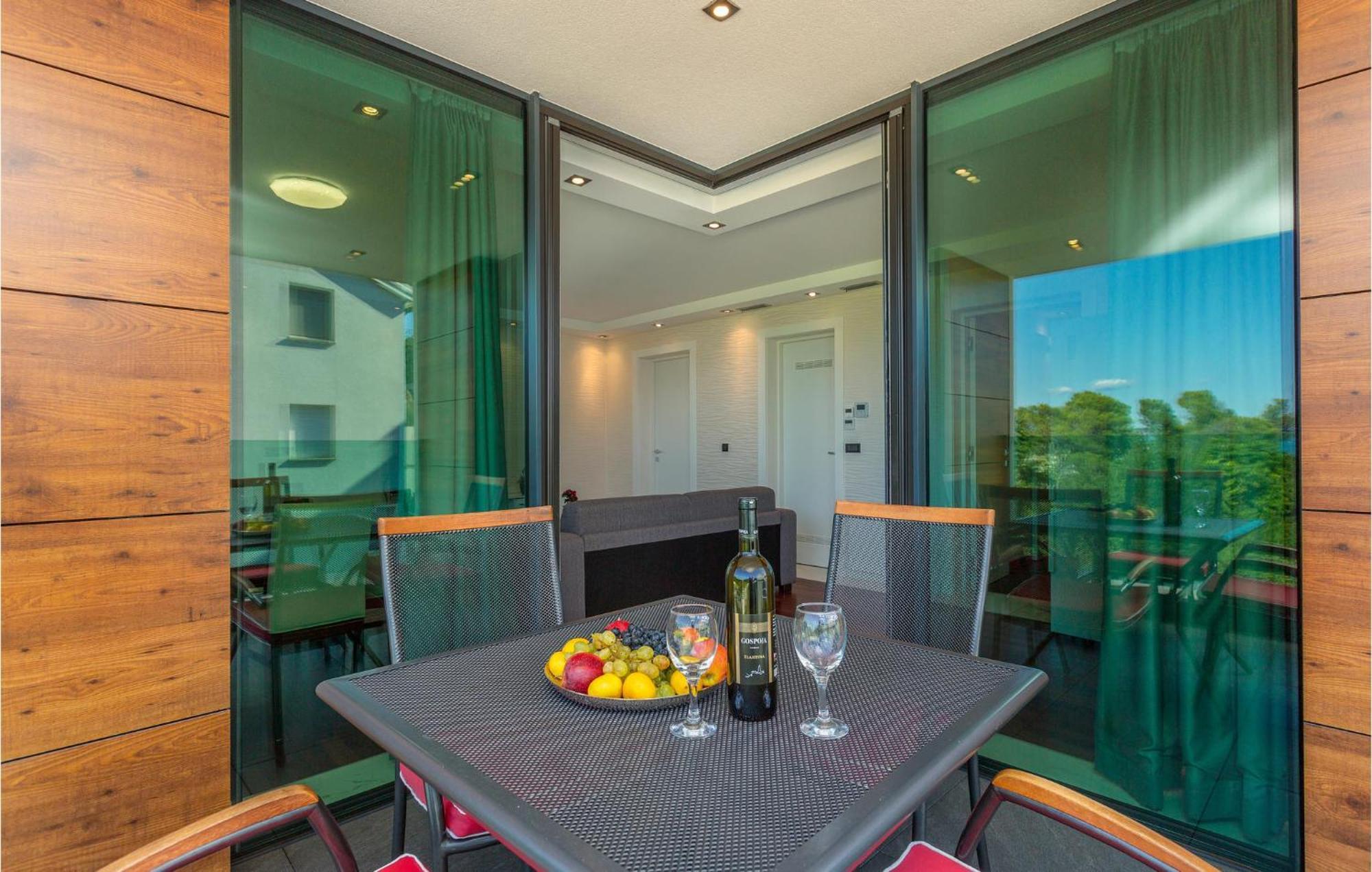 Stunning Apartment In Malinska With Kitchen 외부 사진