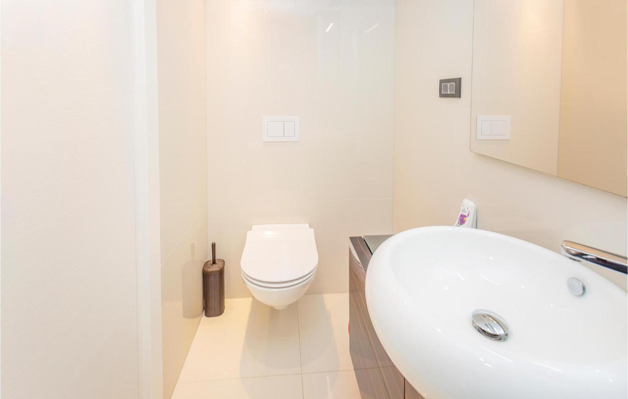 Stunning Apartment In Malinska With Kitchen 외부 사진